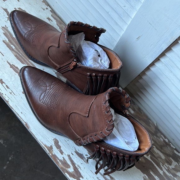 Brown booties with fringe from my Boutique - Picture 2 of 4